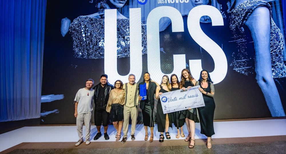 Estudantes de Moda da Universidade de Caxias do Sul arrebataram o prêmio de vinte mil reais com a coleção “Íris: o Olhar da Criação”, composta por oito looks Estudantes de Moda da Universidade de Caxias do Sul arrebataram o prêmio de vinte mil reais com a coleção “Íris: o Olhar da Criação”, composta por oito looks
