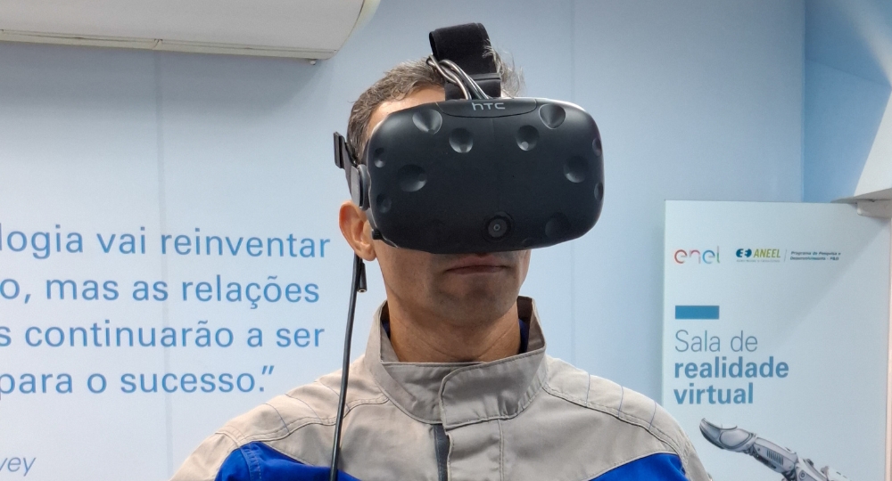 O treinamento da Enel introduz tecnologias promissoras, como o óculos de realidade virtual O treinamento da Enel introduz tecnologias promissoras, como o óculos de realidade virtual