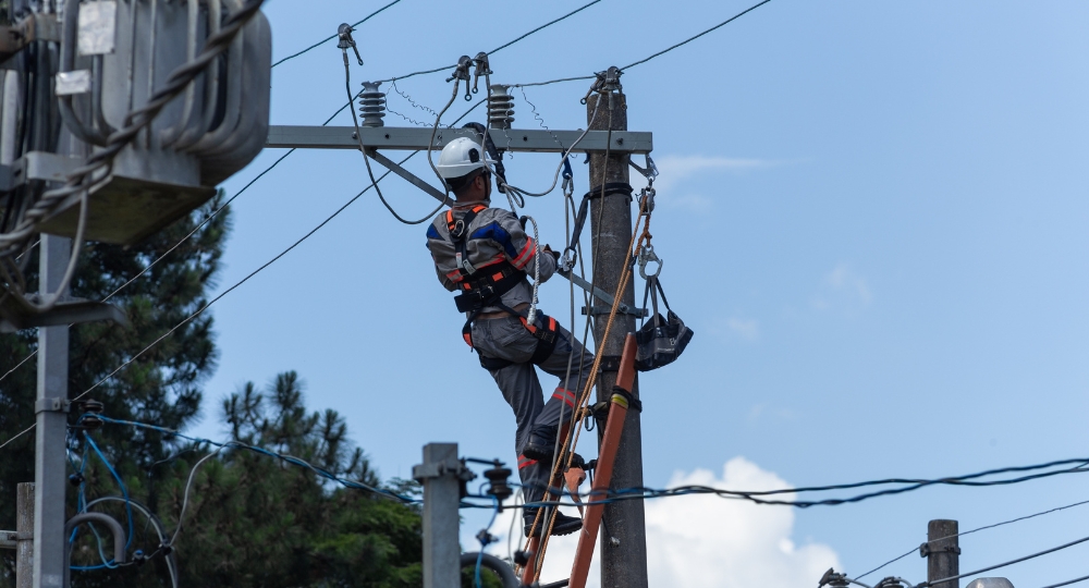 Eletricista recém-contratado realiza atividade prática no CT Guarapiranga, na zona sul de São Paulo Eletricista recém-contratado realiza atividade prática no CT Guarapiranga, na zona sul de São Paulo