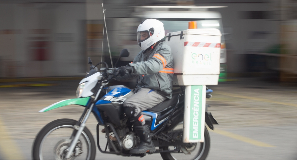 Eletricistas de moto chegam na ocorrência três vezes mais rápido
