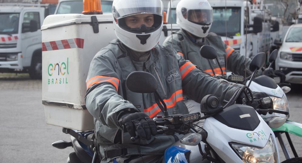Sempre em duplas, os motoeletricistas saem treinados e equipados para atender a uma grande demanda
