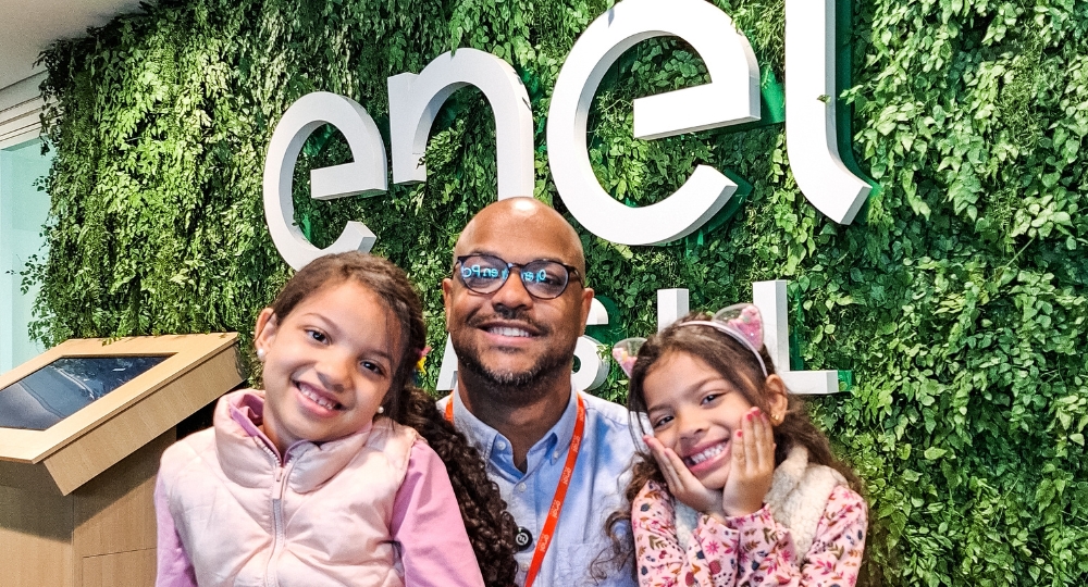 Leandro com as filhas Lara e Hanna, em constante aprendizado