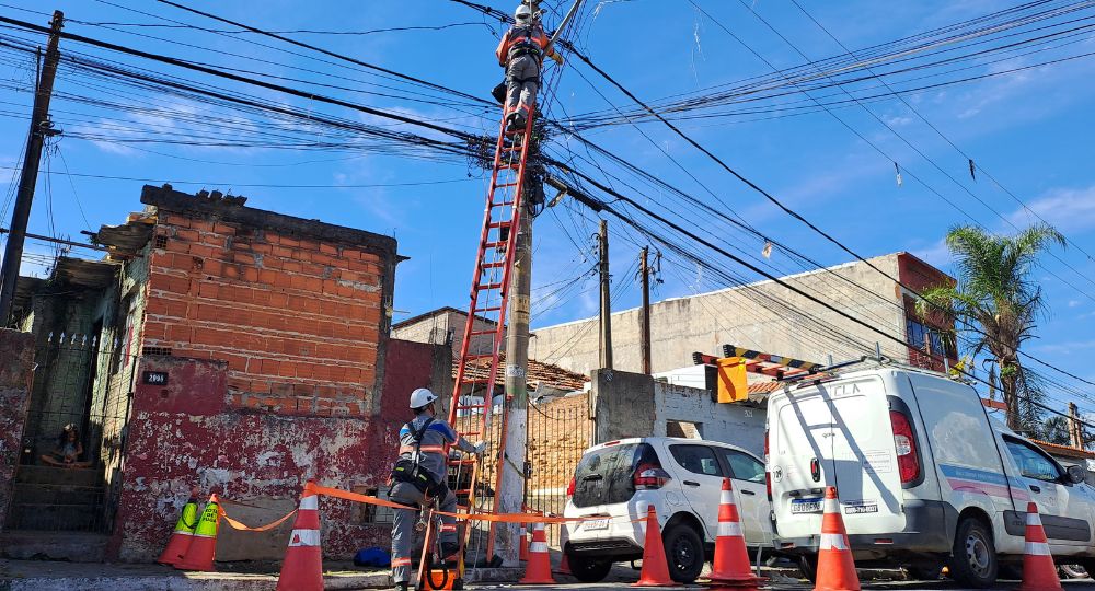 Registro mostra equipe da Enel trabalhando com segurança - Enel Camisa 10