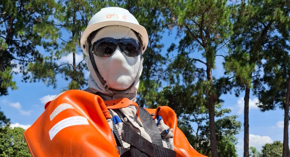Para atuar nos postes, os eletricistas se protegem da cabeça aos pés com uma série de equipamentos Para atuar nos postes, os eletricistas se protegem da cabeça aos pés com uma série de equipamentos