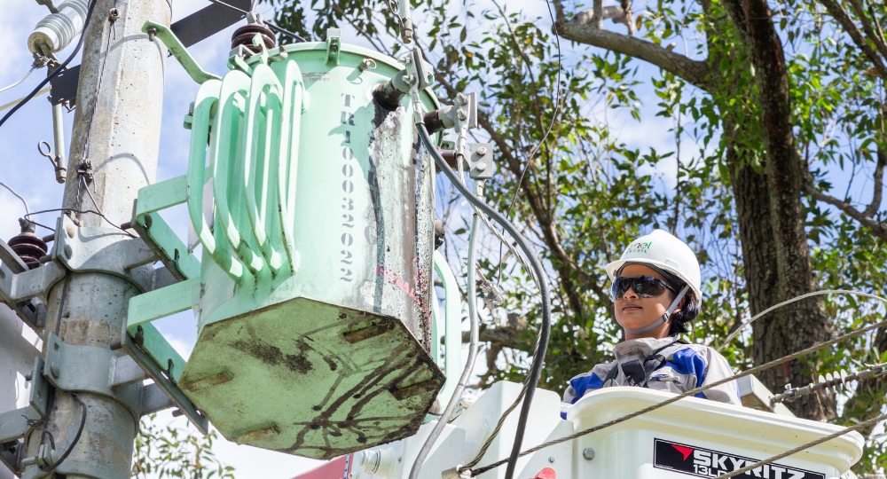 São os transformadores que convertem a energia de média para a baixa tensão para ser consumida nas residências. São os transformadores que convertem a energia de média para a baixa tensão para ser consumida nas residências.