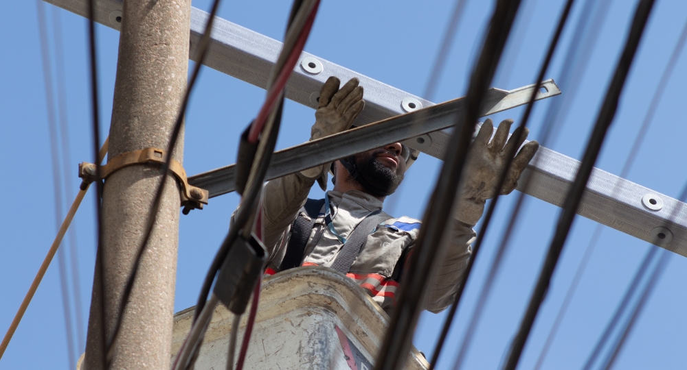 A cruzeta é importante para manter a organização dos cabos de energia A cruzeta é importante para manter a organização dos cabos de energia