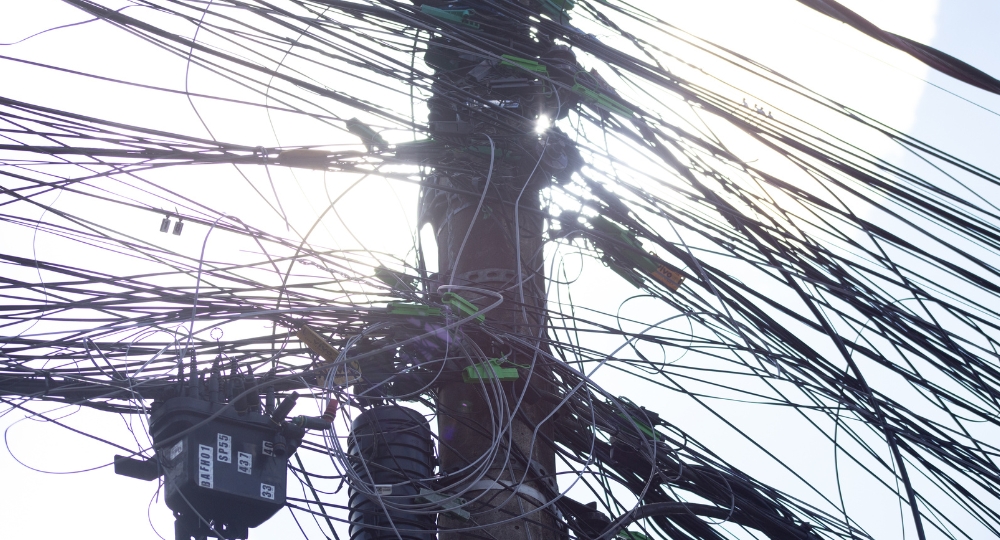 Linhas telefônicas e outros serviços, assim como gatos de energia, estão por trás do emaranhado de fios muito comum às grandes áreas urbanas Linhas telefônicas e outros serviços, assim como gatos de energia, estão por trás do emaranhado de fios muito comum às grandes áreas urbanas