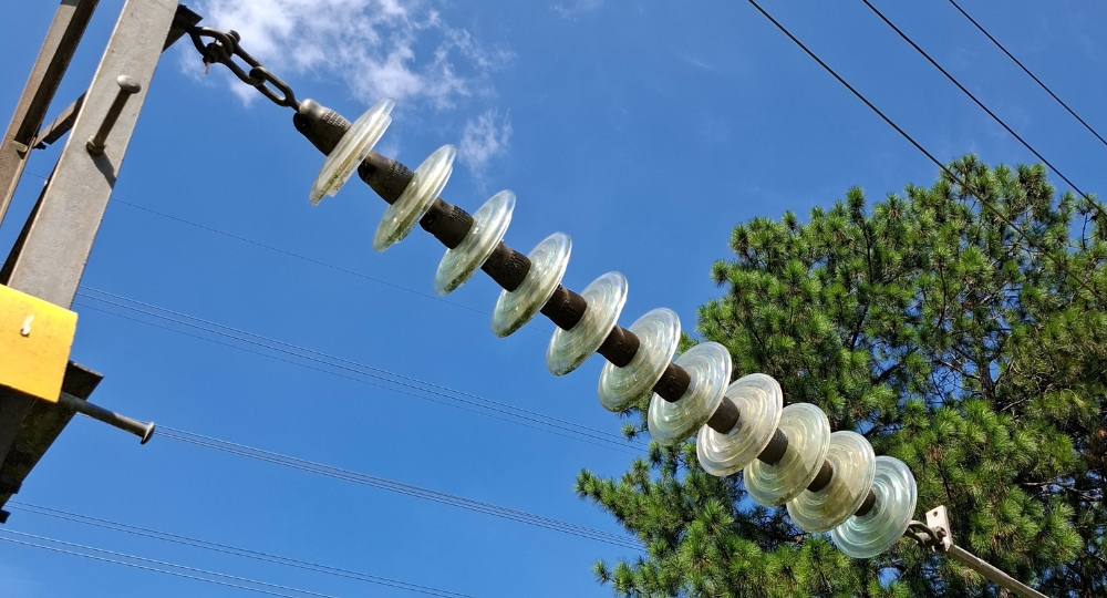 Os isoladores servem para eliminar o risco de curto-circuito e demais acidentes elétricos Os isoladores servem para eliminar o risco de curto-circuito e demais acidentes elétricos