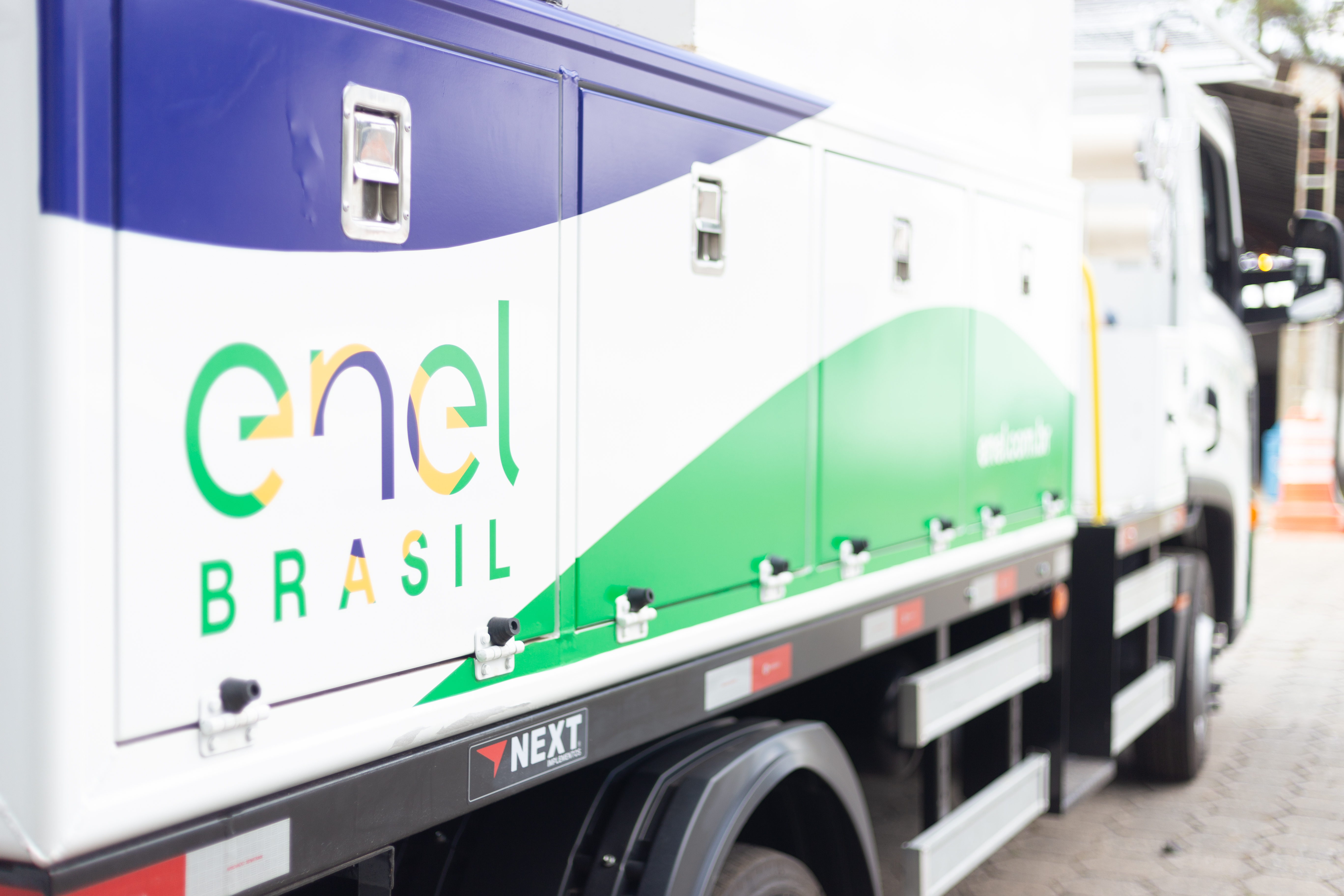 Os eletricistas guardam os equipamentos menores nos baús laterais dos caminhões