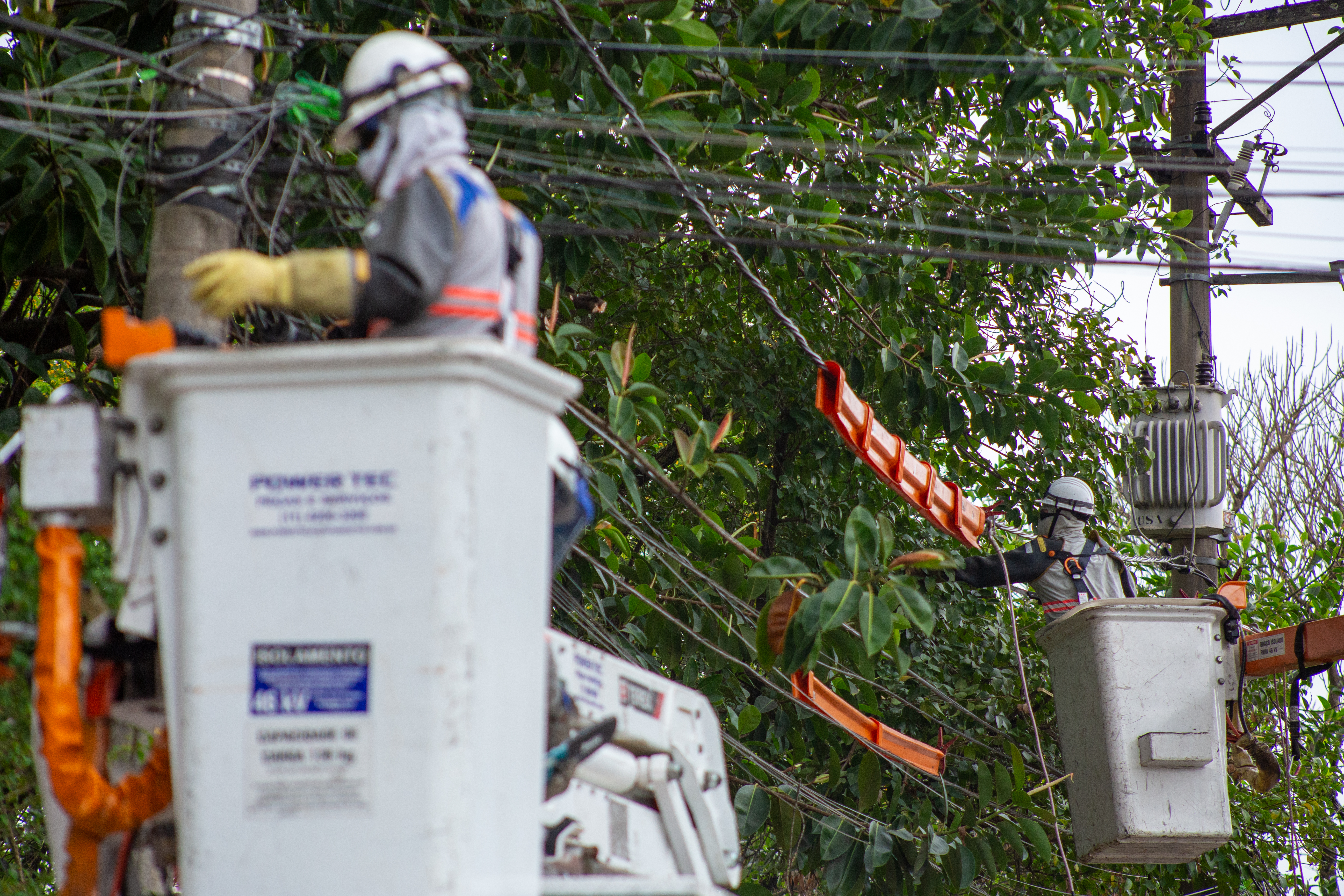 O cesto aéreo permite que o eletricista atue diretamente na rede, sempre com segurança