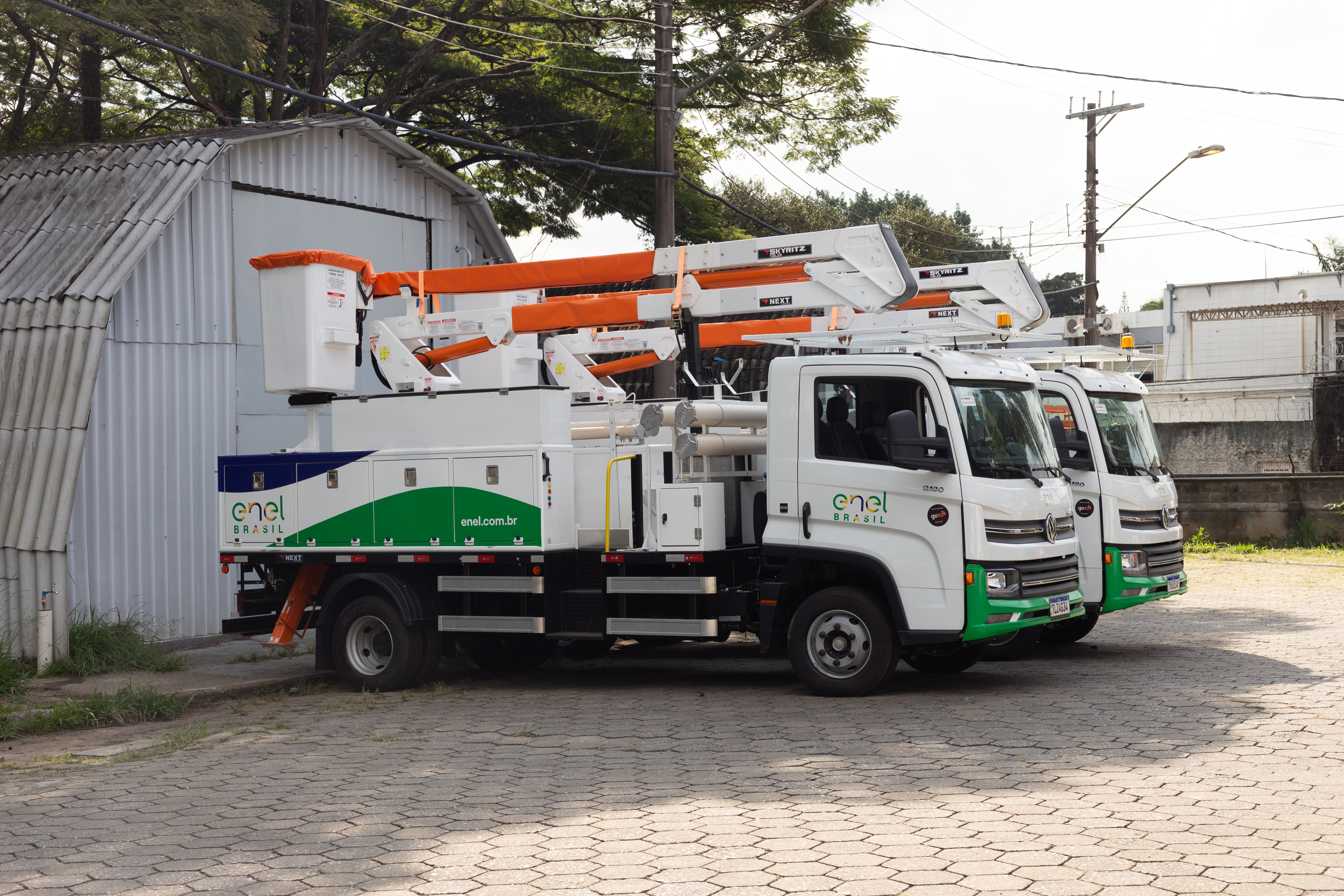 De ferramentas a dispositivos de acesso, o caminhão da Enel está repleto de tecnologia