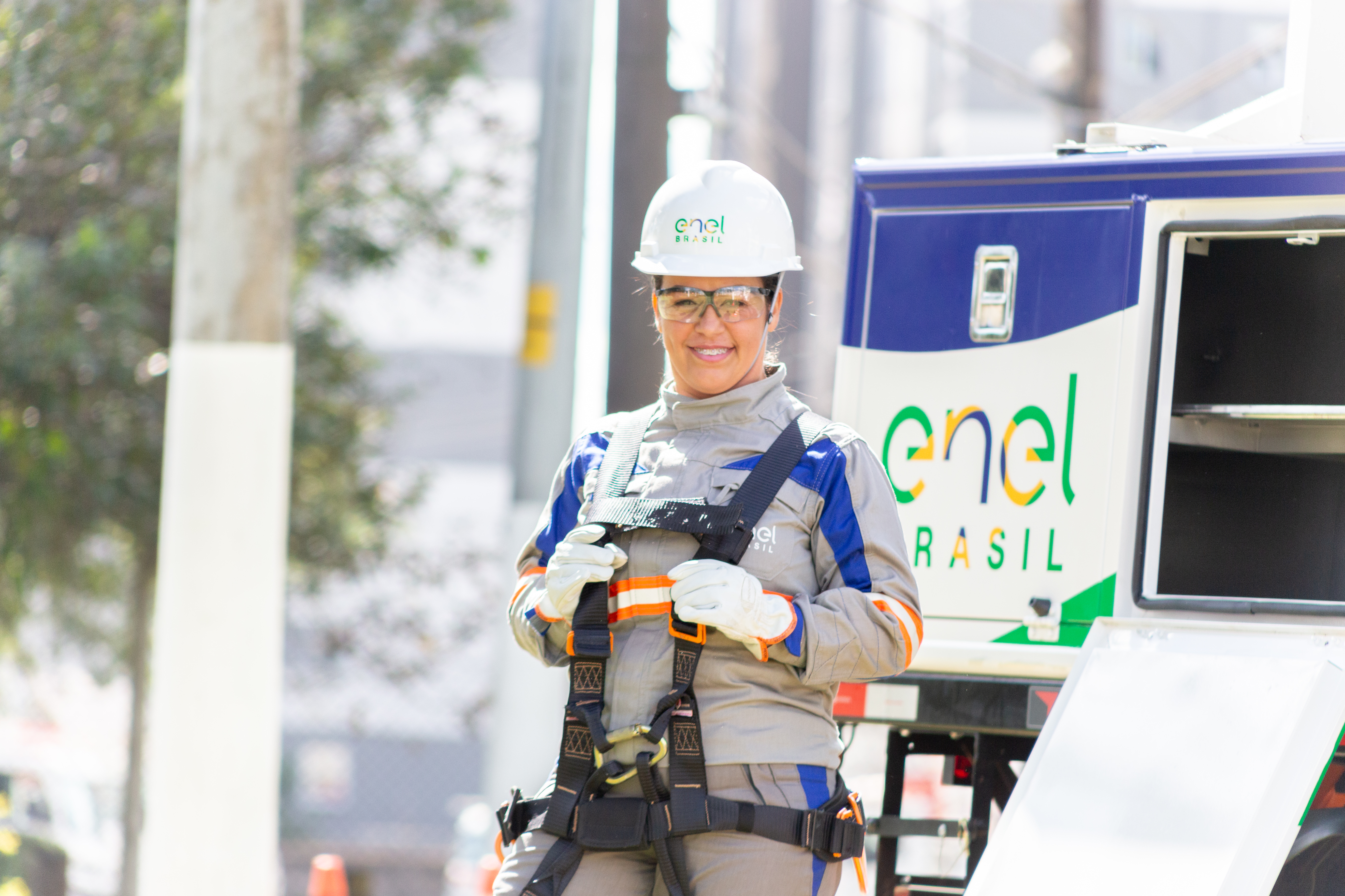 O cinturão antiqueda é muito importante para quem opera o cesto aéreo