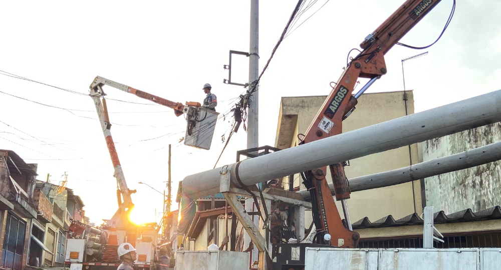 Postes danificados e/ou abalroados podem estar por trás de interrupções no fornecimento de energia elétrica Postes danificados e/ou abalroados podem estar por trás de interrupções no fornecimento de energia elétrica