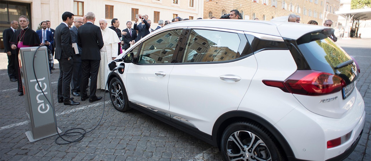 Papa Francisco conhece veículos elétricos