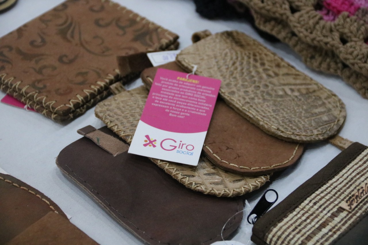Grupos produtivos do Enel Compartilha Empreendedorismo participaram do Dragão Fashion com exposição e venda de peças artesanais autorais