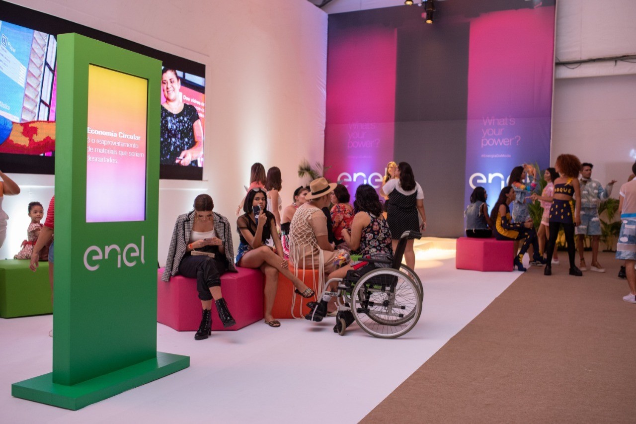 Estande da Enel movimenta festival com totens para carregar celular, ação de realidade virtual e participação do Ecoenel.