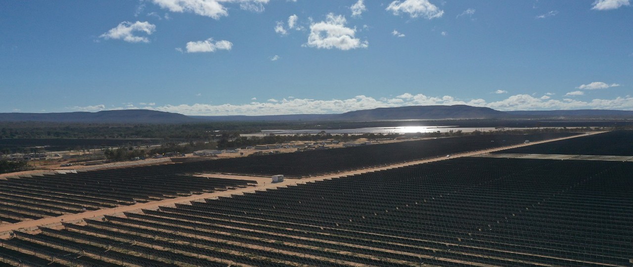 O Parque Solar Arinos está localizado na parte oeste de Minas Gerais, a cerca de 300 km de Brasília