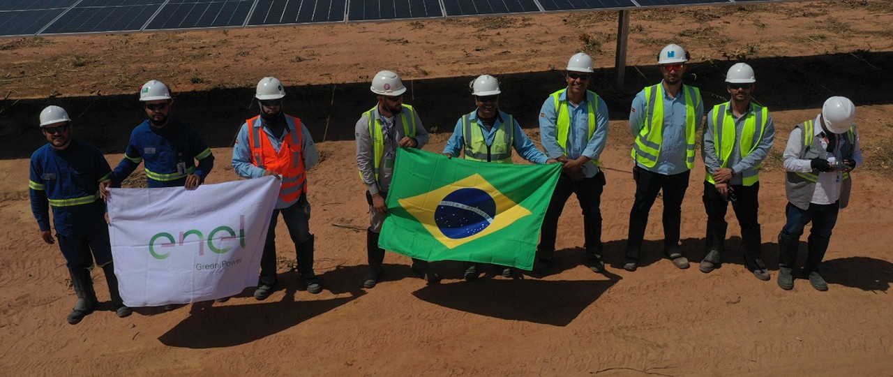 Engenheiros do Parque Solar Arinos - nova usina gerou quase 4 mil novos empregos