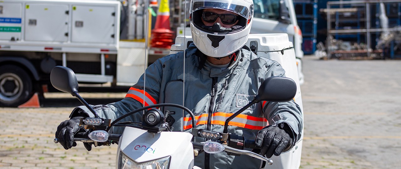 Os motoeletricistas chegam três vezes mais rápido que o caminhão e conseguem atender a cerca de 70% das ocorrências da cidade