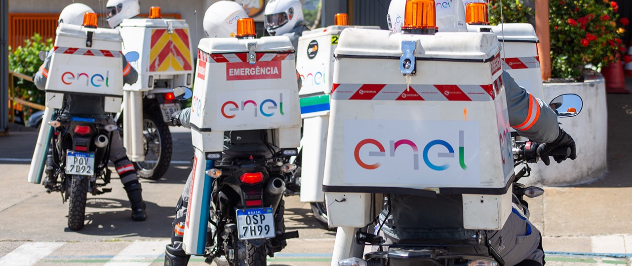 As motos da Enel vem equipadas com giroflex e logo da empresa para facilitar a identificação em casos de emergência