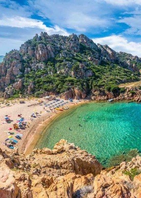 imagem ilustrativa da matéria Um futuro ensolarado: Sardenha, um laboratório verde de transição energética. Na imagem há uma fotografia panorâmica de um cenário de mar e montanhas da ilha da Sardenha, na Itália. 