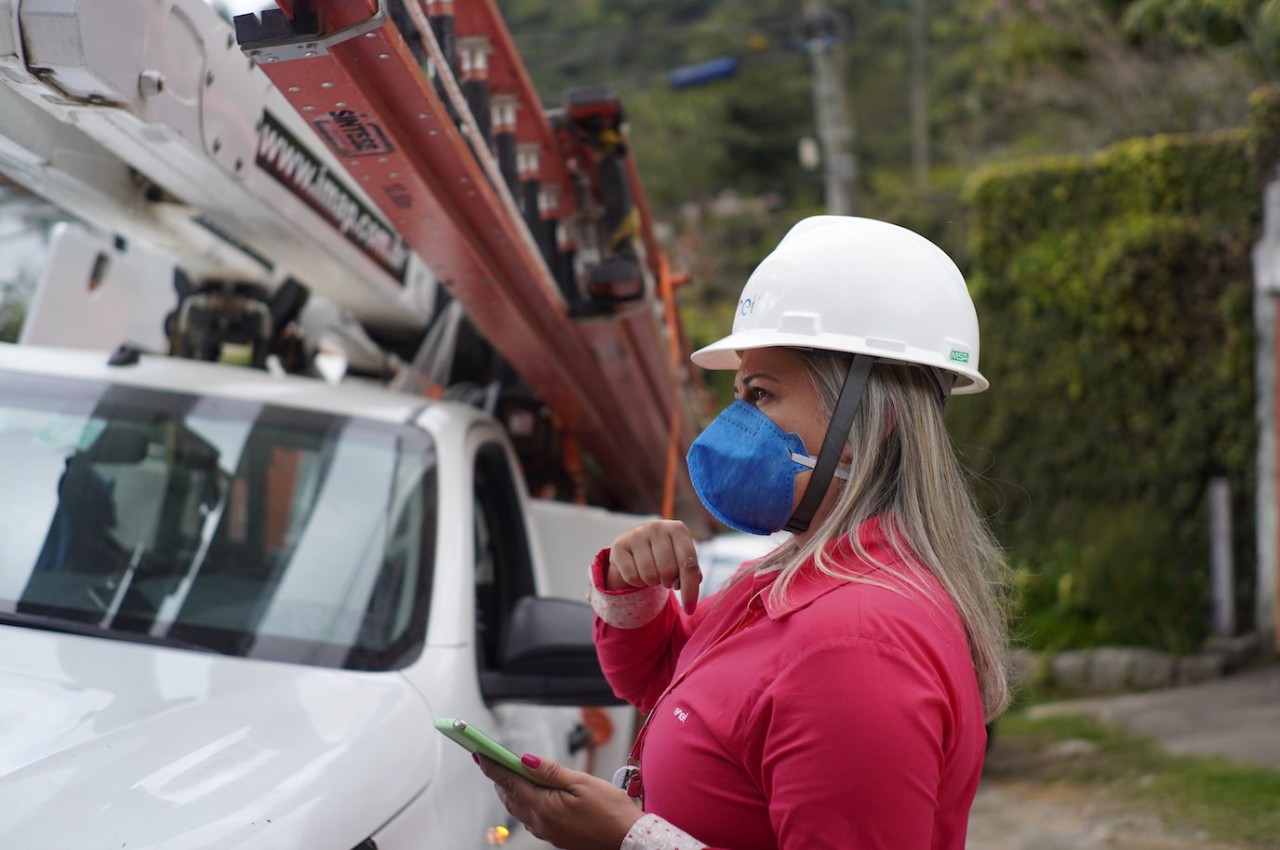 Na imagem a colaboradora Patricia Mota está acompanhando as equipes técnicas em seu trabalho na Enel
